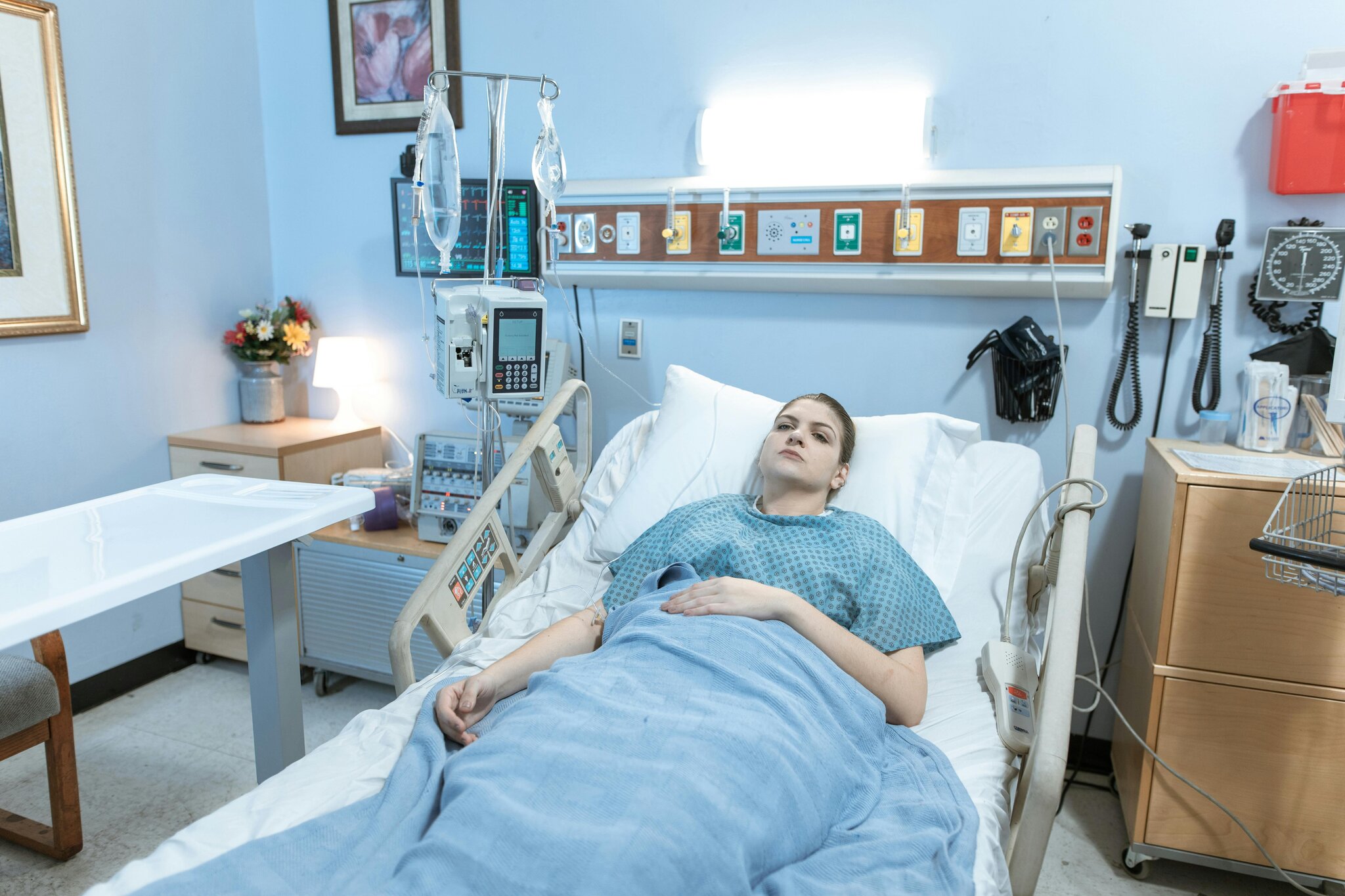Helping a person showing signs of a severe allergic reaction